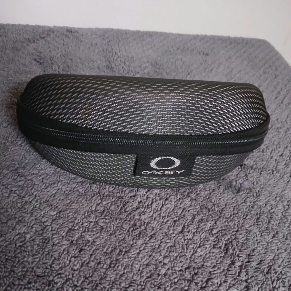 OAKLEY Curved Clamshell Sunglass Hard Case - Gray/Black Zip Closure